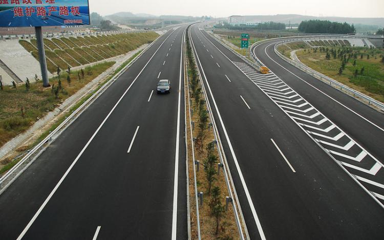 威乳高速公路土工格柵運用